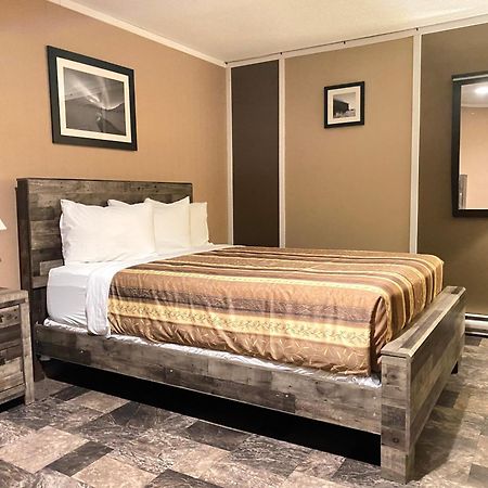 The George Dawson Inn & Conference Centre 도슨 크릭 외부 사진