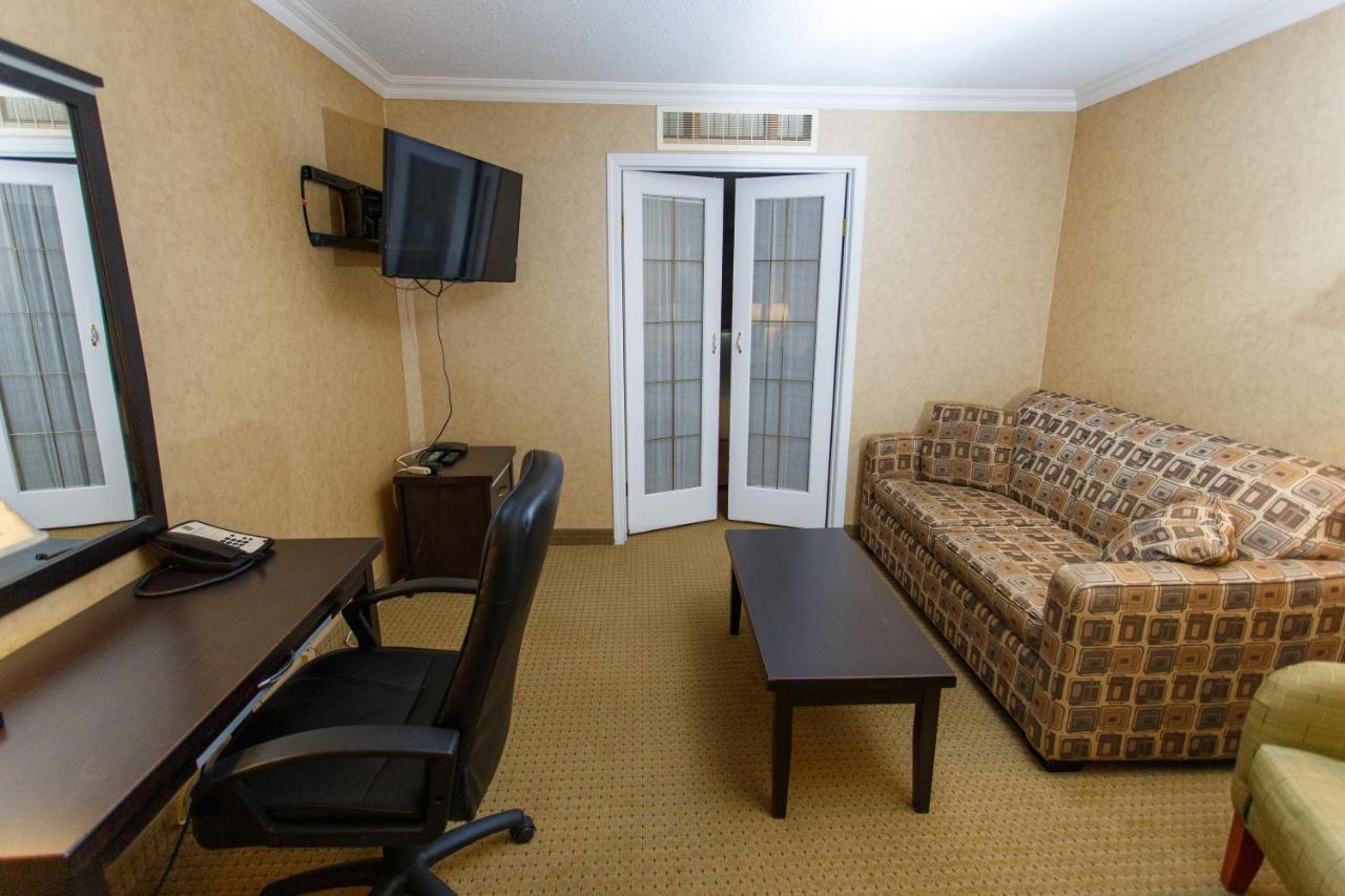 The George Dawson Inn & Conference Centre 도슨 크릭 외부 사진