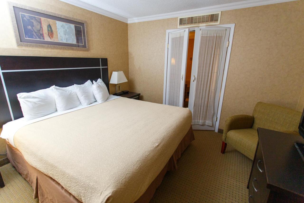 The George Dawson Inn & Conference Centre 도슨 크릭 외부 사진