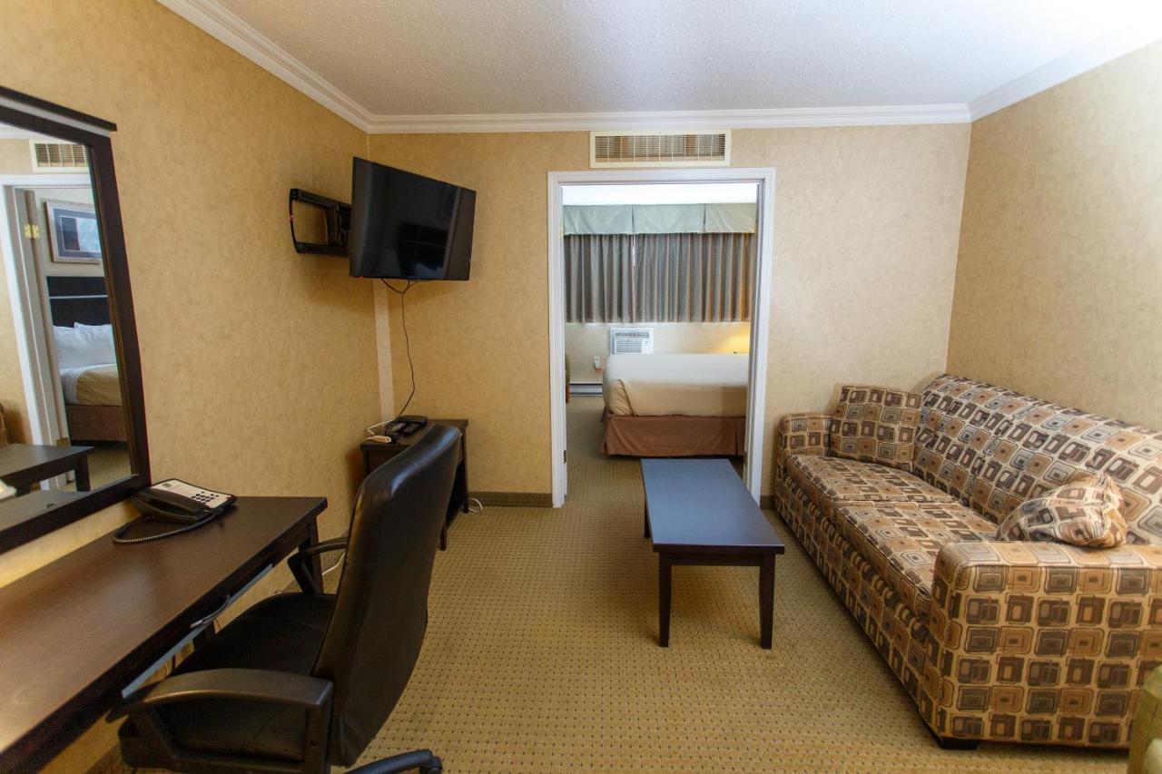 The George Dawson Inn & Conference Centre 도슨 크릭 외부 사진