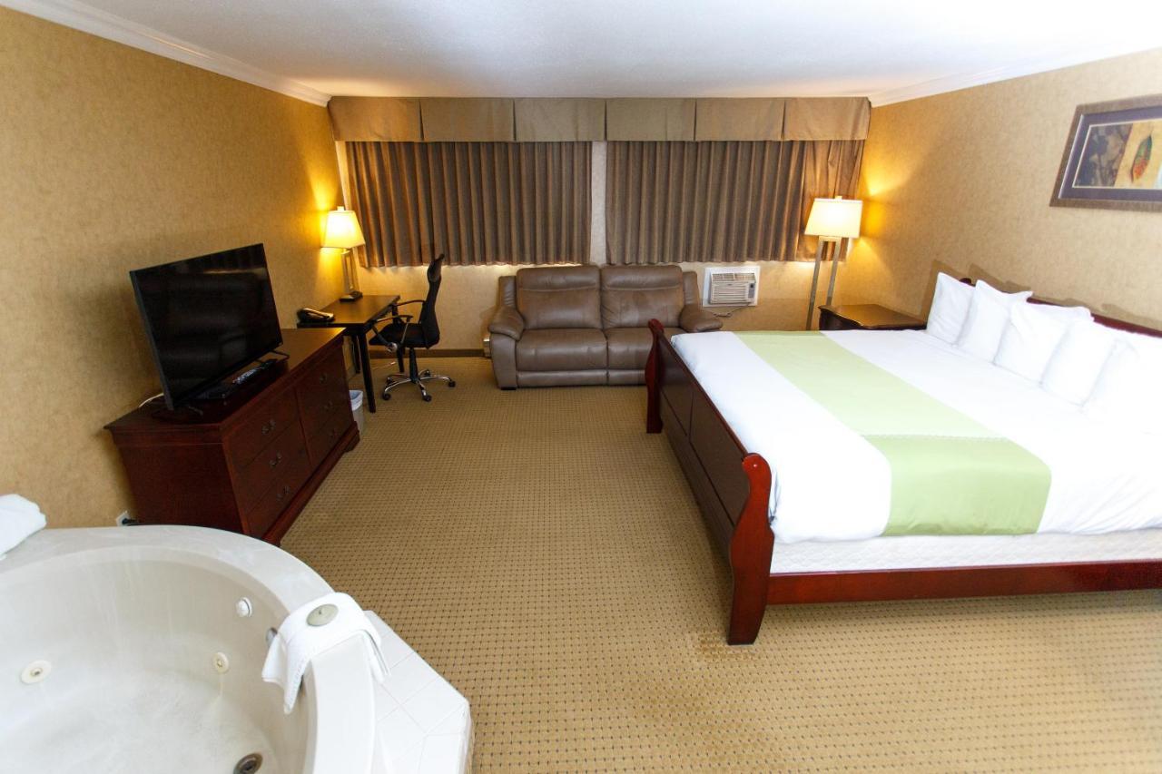 The George Dawson Inn & Conference Centre 도슨 크릭 외부 사진