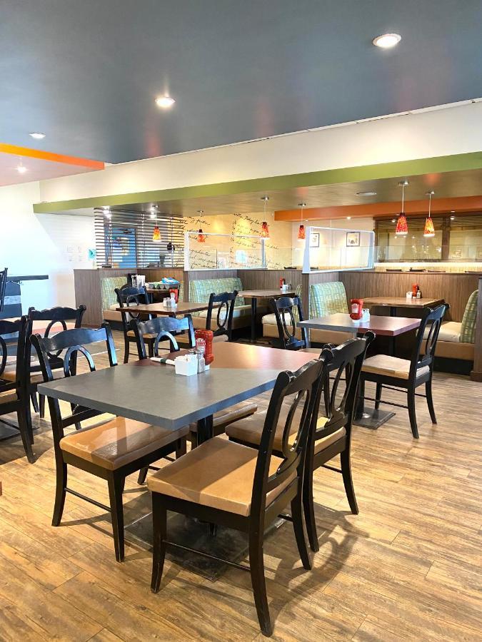 The George Dawson Inn & Conference Centre 도슨 크릭 외부 사진