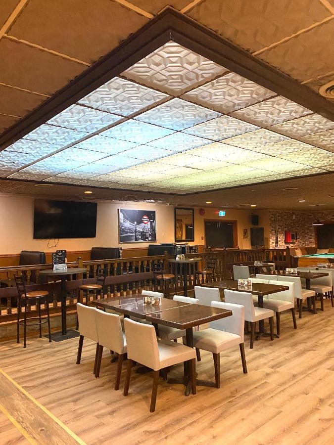 The George Dawson Inn & Conference Centre 도슨 크릭 외부 사진