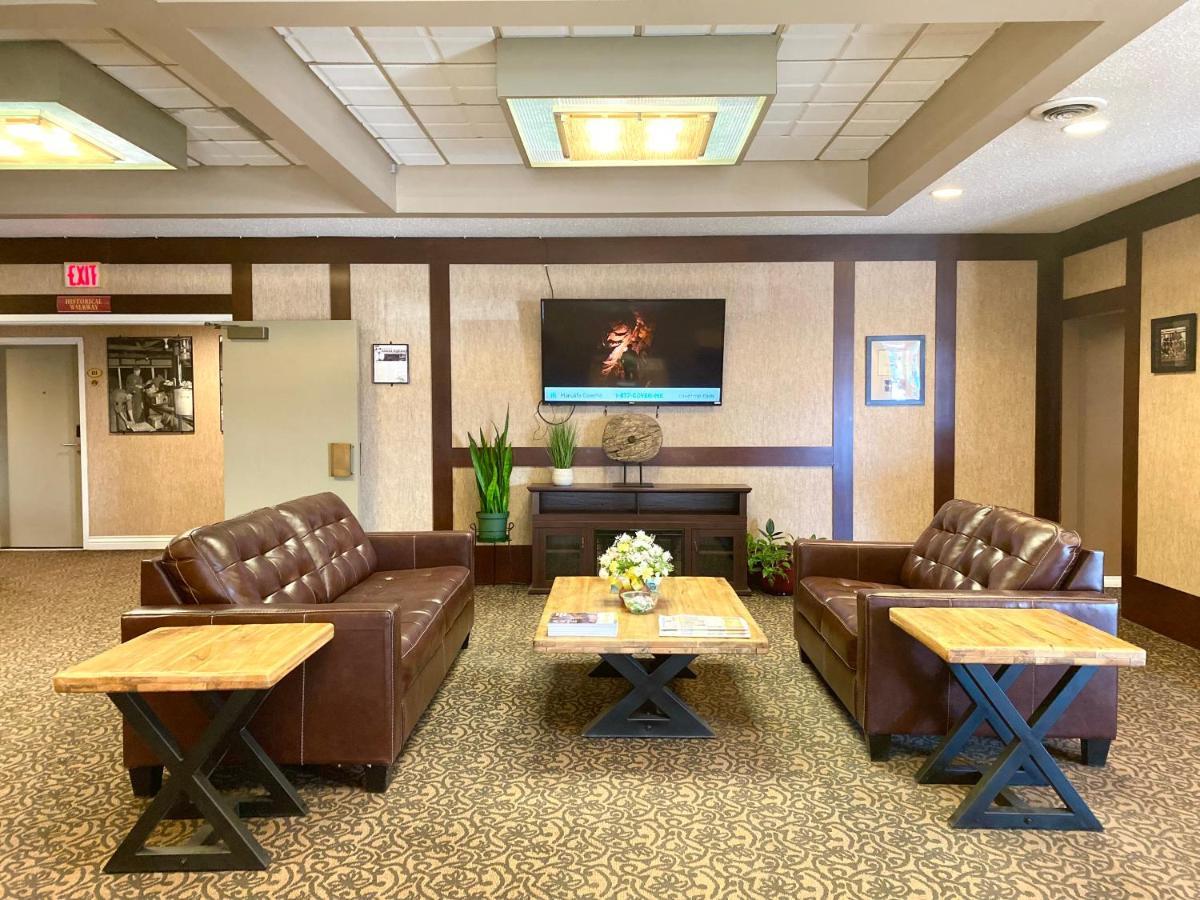 The George Dawson Inn & Conference Centre 도슨 크릭 외부 사진