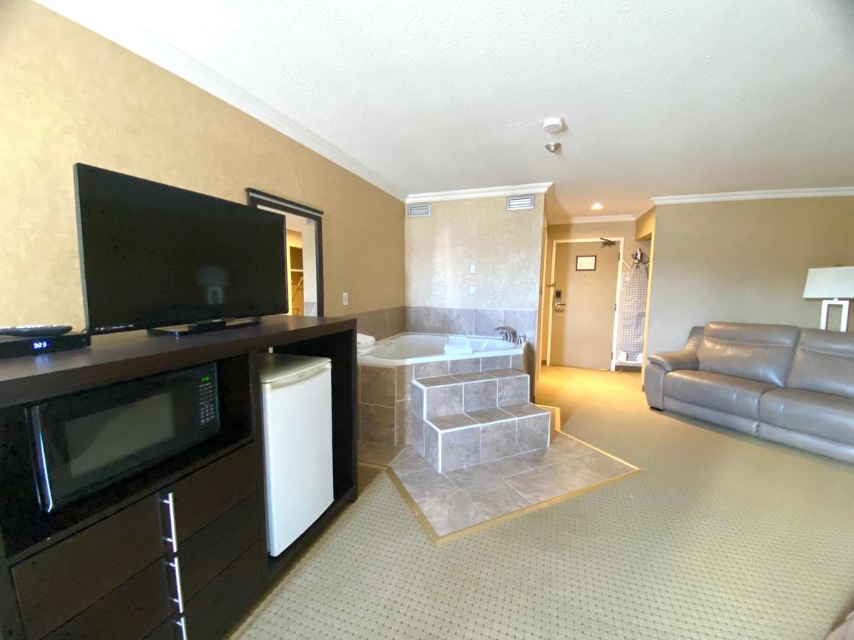 The George Dawson Inn & Conference Centre 도슨 크릭 외부 사진