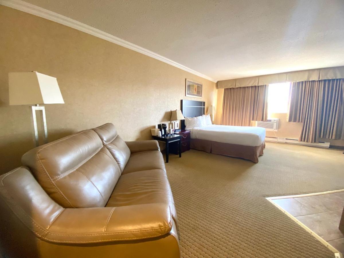 The George Dawson Inn & Conference Centre 도슨 크릭 외부 사진