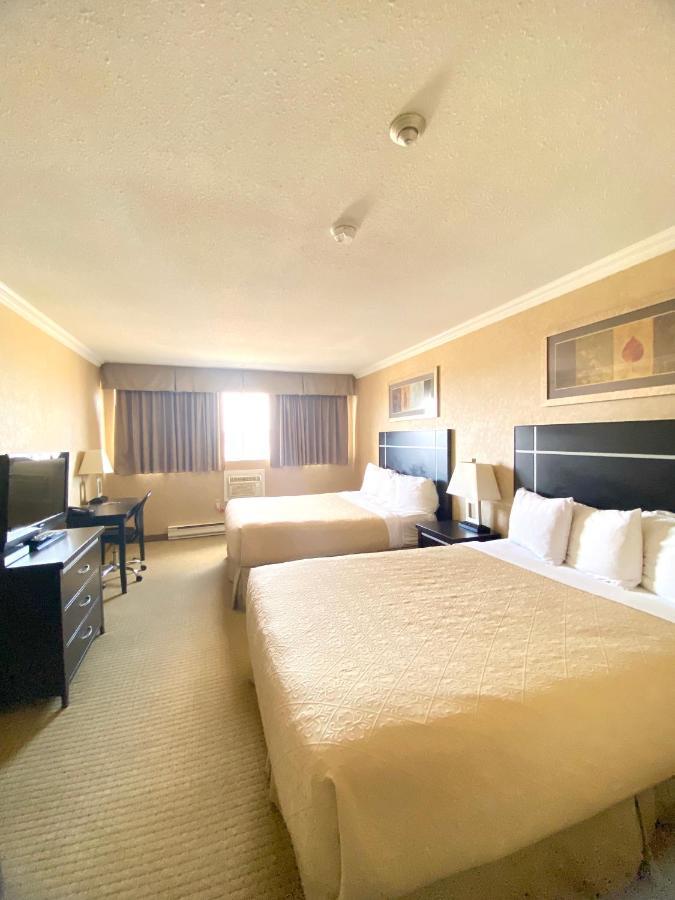 The George Dawson Inn & Conference Centre 도슨 크릭 외부 사진
