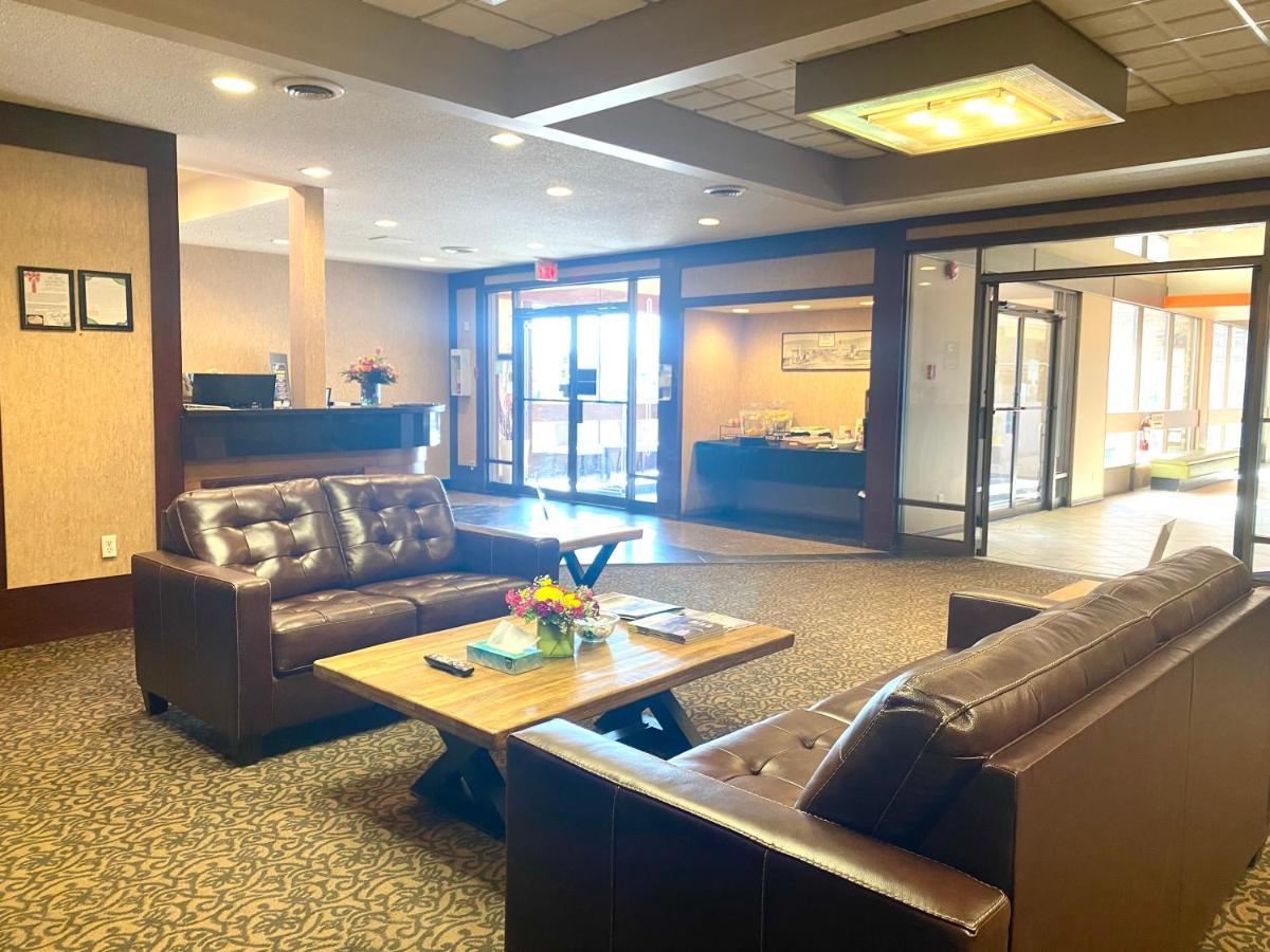 The George Dawson Inn & Conference Centre 도슨 크릭 외부 사진